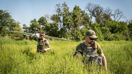 Des soldats ukrainiens transportent un drone de surveillance dans la région de Donetsk (Ukraine), le 5 août 2023. (IGNACIO MARIN / ANADOLU AGENCY / AFP)