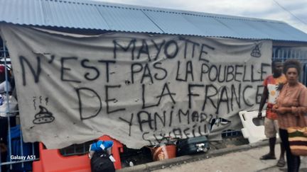 Depuis plusieurs semaines, des barrages sont érigés pour dénoncer l’insécurité et la crise migratoire à Mayotte, le 12 Février 2024. (GAËLE JOLY / RADIOFRANCE)