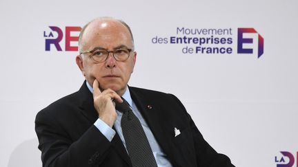 Bernard Cazeneuve lors d'une conférence à l'université d'été du Medef, le 30 août 2022, à Paris. (ERIC PIERMONT / AFP)