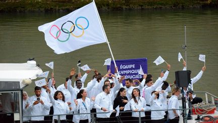 La délégation des réfugiés a participé à la cérémonie d'ouverture des JO de Paris, sur la Seine, le 26 juin 2024. (PASQUALE GOLIA / LIVEMEDIA / AFP)