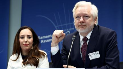 Le fondateur de WikiLeaks, Julian Assange, aux côtés de son épouse Stella Assange, lève le poing lors d'une audition parlementaire au Conseil de l'Europe, le 1er octobre 2024, à Strasbourg. (FREDERICK FLORIN / AFP)