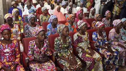 Des lycéennes de Chibok (Nigéria), libérées de Boko Haram, lors d'une rencontre avec le président nigérian à Abuja, le 19 octobre 2016. (PHILIP OJISUA / AFP)