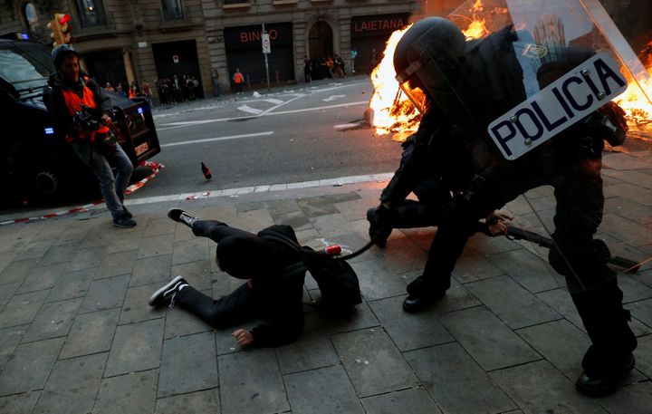 Les&nbsp;affrontements&nbsp;se sont ensuite étendus au reste du centre-ville (ALBERT GEA / REUTERS)