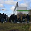 Des associations viennent à la rencontre des migrants dans un champ près de la zone commerciale Auchan/Leroy Merlin à Calais (Pas-de-Calais), le 2 décembre 2021.&nbsp; (JULIETTE CAMPION / FRANCEINFO)