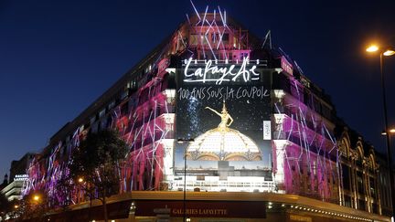 La fa&ccedil;ade illumin&eacute;e des galeries Lafayette, &agrave; Paris, le 6 novembre 2012. (PIERRE VERDY / AFP)