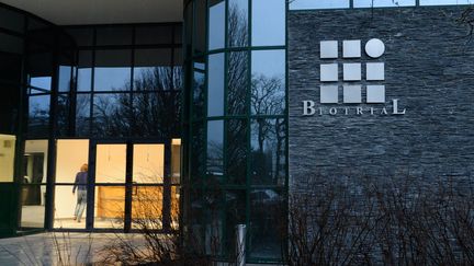 Une femme entre dans le laboratoire Biotrial, le 15 janvier 2016, à Rennes.&nbsp; (MAXPPP)