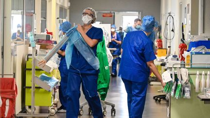 Soignants dans un couloir de l'hôpital de Valenciennes (Nord), le 6 avril 2021 (DENIS CHARLET / AFP)