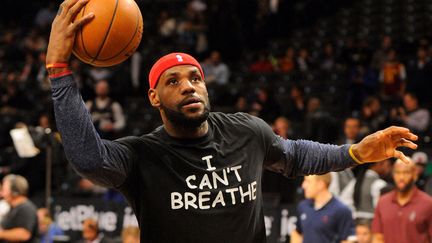 LeBron James, le joueur de l'équipe de basket des Cavaliers de Cleveland, arbore à l'échauffement un T-shirt en réaction à la mort d'Eric Garner à New York (Etats-Unis), le 8 décembre 2014. (USA TODAY SPORTS / REUTERS)