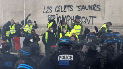 Un tag "les gilets jaunes triompheront" a été inscrit sur le monument de l'Arc de triomphe. (GEOFFROY VAN DER HASSELT / AFP)