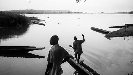 Pendant près de 10 ans, jusqu’en 2011, Corentin Fohlen a été sur tous les fronts : élection présidentielle française en 2007, conflit au Nord-Kivu (RDC), Afghanistan, révolution en Ukraine, émeutes en banlieue parisienne et à Athènes, séisme en Haïti, révolution arabes en Egypte et Libye, premières élections libres en Tunisie, famine dans la Corne de l’Afrique… En 2012, Corentin Fohlen se lance dans un travail au long cours en Haïti.  World Press Photo, Visa d’or du Jeune Reporter, Prix du Scoop d’Anger, Photographie de l’Année lui sont décernés. Comme  son confrère Olivier Laban-Mattei, «Une vie de réfugié» (commandé par le UNHCR) est un témoignage sur la vie des familles centrafricaines ayant fui leurs pays.  ( Corentin Fohlen)