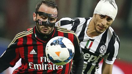 Giampaolo Pazzini (G) du Milan AC &agrave; la lutte avec&nbsp;Martin Caceres de la Juventus &nbsp;lors d'un match de football &agrave; Milan (Italie), le 2 mars 2014. (STEFANO RELLANDINI / REUTERS)