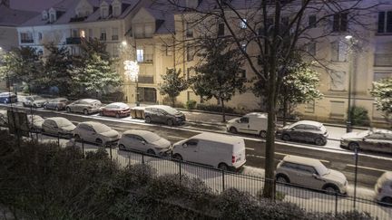 Une rue enneigée au Plessis-Robinson, dans les Hauts-de-Seine, le 8 janvier 2024. (SERGE TENANI / HANS LUCAS / AFP)