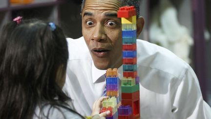 Le pr&eacute;sident am&eacute;ricain Barack Obama en visite dans une &eacute;cole &agrave; Yeadon (Pennsylvanie), le 8 novembre 2011. (CHARLES DHARAPAK / AP / SIPA)