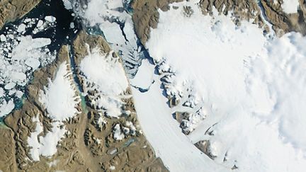 Cette image de la Nasa, diffus&eacute;e le 18 juillet 2012, montre le d&eacute;tachement d'un bloc de glace du&nbsp;glacier de Petermann&nbsp;au Groenland. (NASA / AFP)