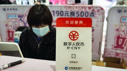 Un comptoir de test de la monnaie virtuelle chinoise à Shanghai le 8 mars 2021&nbsp; (STR / AFP)