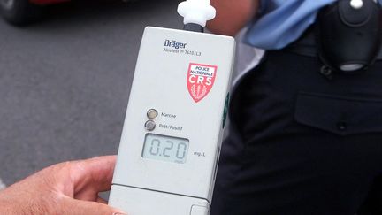 Un &eacute;thylom&egrave;tre affiche le degr&eacute; d'alcool&eacute;mie d'un conducteur lors d'un contr&ocirc;le par les policiers le 3 juin 2000 &agrave; l'entr&eacute;e de la rocade de Bordeaux (Gironde). (DERRICK CEYRAC / AFP)