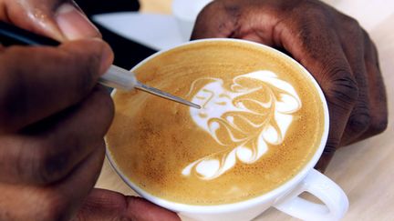 Le champion de Frande de "latte art", Rudy Dupuy, pr&eacute;pare sa cr&eacute;ation lors d'un exposition sur le caf&eacute; &agrave; Nice (Alpes-Maritimes), le 27 juin 2013. (JEAN-CHRISTOPHE MAGNENET / AFP)