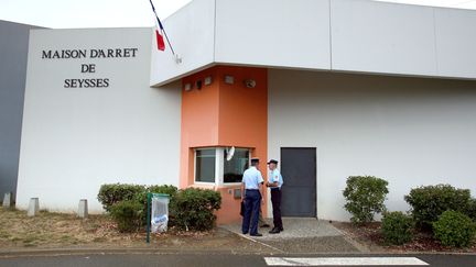 Devant l'entr&eacute;e de la maison d'arr&ecirc;t de Seysses, pr&egrave;s de Toulouse. C'est dans cet &eacute;tablissement qu'a&nbsp;&eacute;t&eacute; incarc&eacute;r&eacute; Mohamed Merah en 2008. (LIONEL BONAVENTURE / AFP)