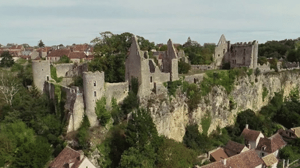 Le 13 Heures du dimanche 1er octobre vous emmène dans la Vienne, au cœur de l'un des plus beaux villages de France, à Angles-sur-l'Anglin. Surplombée par une forteresse du 10e siècle, la commune est passée dans les mains des Anglais pendant la guerre de Cent Ans. (France 2)