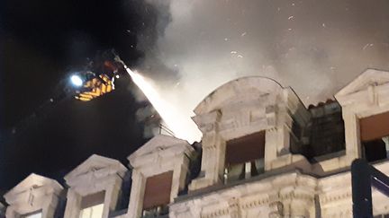 Les pompiers&nbsp;doivent utiliser la grande échelle pour lutter contre les flammes. (JOCELYNE JEAN / FRANCE-BLEU PARIS)