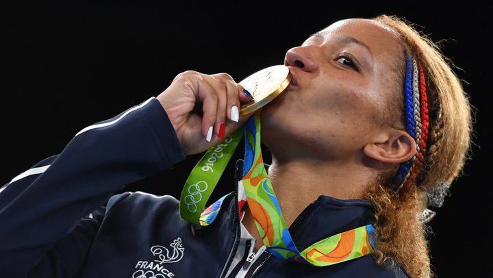 La Française Estelle Mossely pose sur le podium après sa médaille d'or en boxe, le 19 août 2016 à Rio. (YURI CORTEZ / AFP)