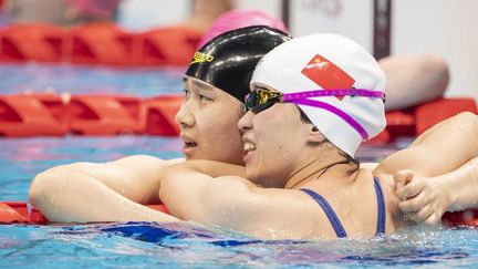 Les Chinoises Yanfei Zhou (à gauche) et Yu Liu après avoir participé à la finale du 50 m dos féminin lors des Jeux paralympiques de Tokyo 2020 au Centre aquatique de Tokyo, le 3 septembre 2021. (CHARLY TRIBALLEAU / AFP)