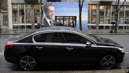 Le véhicule utilisé par Nicolas Sarkozy pour sa campagne, devant son QG (ERIC FEFERBERG / AFP)