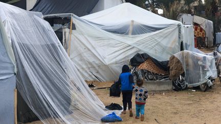 Des enfants qui ont trouvé refuge près de l'hôpital Nasser à Khan Younès dans le sud de Gaza, en novembre 2023. (MAHMUD HAMS / AFP)