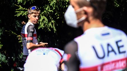 Tadej Pogacar avec des coéquipiers de la formation UAE Team Emirates, le 11 juillet 2022, lors du Tour de France. (OLIVIER CHASSIGNOLE / AFP)