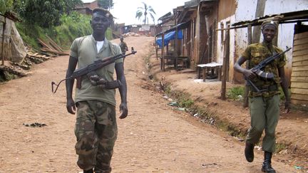 Des soldats burundais patrouillent non loin de Bujumbura, la capitale, le 28 avril 2008. (REUTERS)