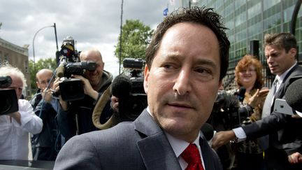 Michael Applebaum, alors maire de Montr&eacute;al, &agrave; sa sortie des locaux de la police, le 17 juin 2013 &agrave; Montr&eacute;al (Qu&eacute;bec). (PIERRE-PAUL POULIN / AGENCE QMI / AFP)