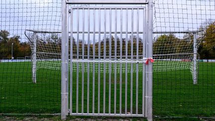 Un terrain de foot vide,&nbsp;symbole des difficultés des clubs amateurs à l'heure des réinscriptions lors de cette rentrée 2021.&nbsp; (HELGE PRANG / GES-SPORTFOTO / AFP)