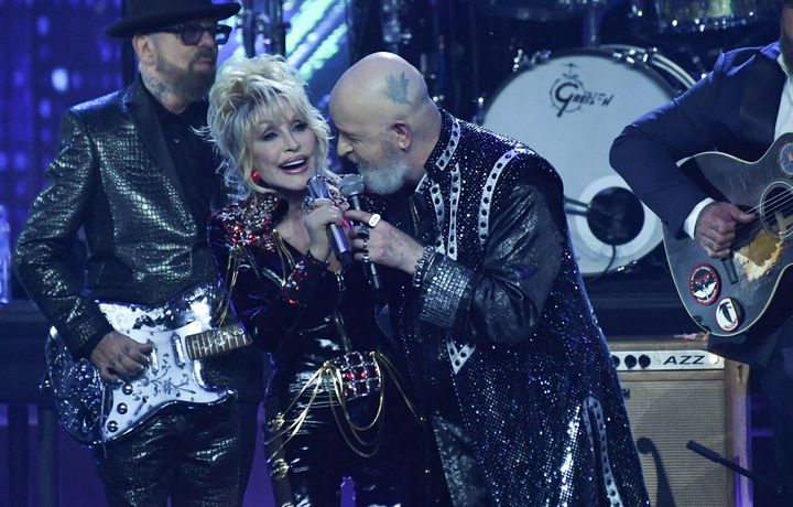 Dolly Parton et Rob Halford pendant la cérémonie du&nbsp;Rock and Roll Hall of Fame le 5 novembre 2022 à Los Angeles.&nbsp; (VALERIE MACON / AFP)