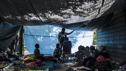 Des migrants install&eacute;s dans les jardins d'Eole, le 13 juin 2015, &agrave; Paris. (MAXPPP)