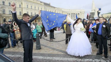 Des manifestants pro-europ&eacute;ens manifestent sur la place de l'Ind&eacute;pendance &agrave; Kiev (Ukraine), le 30 novembre 2013. (GLEB GARANICH / REUTERS)