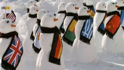 140 bonshommes de neige aux couleurs des nations d&eacute;velopp&eacute;es sont &eacute;rig&eacute;s dans Davos, en Suisse, le 21 janvier 2015 (  REUTERS)