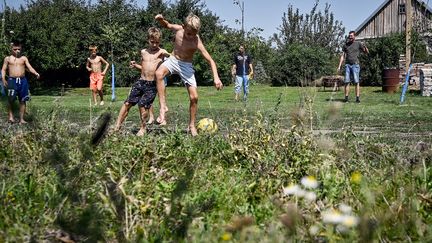 Des enfants jouent dans un village près de Zaporijjia, en Ukraine, le 21 août 2023. (DMYTRO SMOLIENKO / NURPHOTO / AFP)