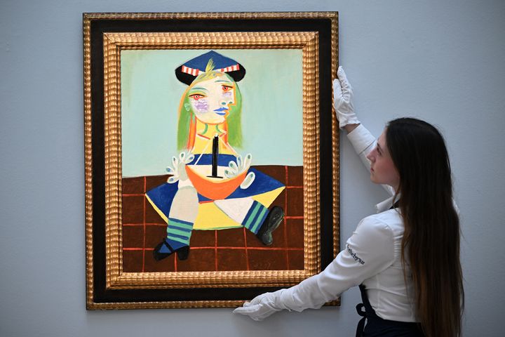 "Fillette au bateau, Maya" de Pablo Picasso à la maison Sotheby's à Londres, le 22 février. (JUSTIN TALLIS / AFP)