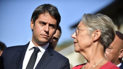 Prime Minister Elisabeth Borne and the Minister of National Education, Gabriel Attal, on a trip to Saint-Germain-sur-Ille (Ille-et-Vilaine) on Monday, September 4 for the start of the school year. (JULIEN DE ROSA / AFP)