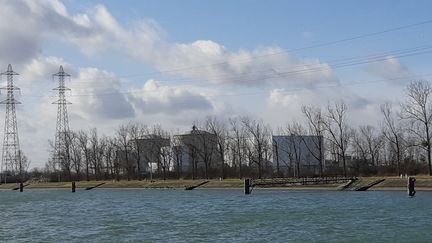 La&nbsp;centrale nucléaire de Fessenheim (Haut-Rhin) depuis le grand canal d'Alsace, en février 2020. (PATRICK GENTHON / FRANCE BLEU ALSACE / RADIO FRANCE)