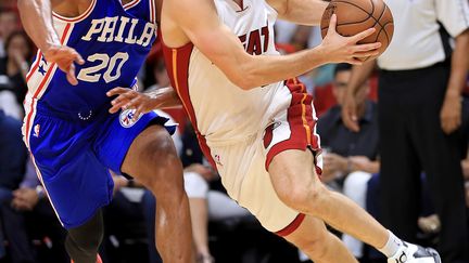 L'ailier français des Sixers, Timothé Luwawu-Cabarrot (en bleu), à la poursuite de Beno Udrih (Miami). (MIKE EHRMANN / GETTY IMAGES NORTH AMERICA)