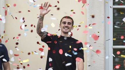 Antoine Griezmann salue la foule depuis le balcon d'honneur de la mairie de Mâcon (Saône-et-Loire), vendredi 20 juillet 2018. (PHILIPPE DESMAZES / AFP)