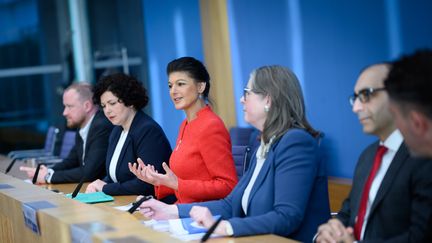 Sahra Wagenknecht (en rouge) lors de la présentation de son parti L'Alliance Sahra Wagenknecht, à Berlin (Allemagne) le 8 janvier 2024 (BERND VON JUTRCZENKA / DPA)