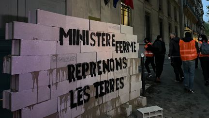 Une trentaine de militants du collectif écologiste Résistances locales ont organisé un blocage symbolique du ministère de la Transition écologique, à Paris, mardi 26 avril 2022. (PIERRE-LOUIS CARON / FRANCEINFO)