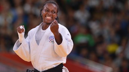 La Fran&ccedil;aise G&eacute;vrise Emane c&eacute;l&egrave;bre sa victoire face &agrave; la Cor&eacute;enne Joung Da-Woon le 31 juillet 2012, qui lui assure une m&eacute;daille de bronze aux Jeux olympiques de Londres. (JOHANNES EISELE / AFP)