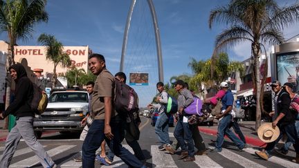 Des migrants, pour la plupart Honduriens, sont arrivés le 13 novembre 2018 à Tijuana (Mexique), ville-frontière avec les Etats-Unis. (GUILLERMO ARIAS / AFP)