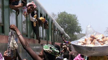 Train Dakar-Bamako, le 7 avril 2002 en gare de Thiès. La voie ferrée, qui relie les deux capitales deux fois par semaine, n'a pas été modernisée depuis sa construction en 1924.   (Seyllou Diallo/ AFP )