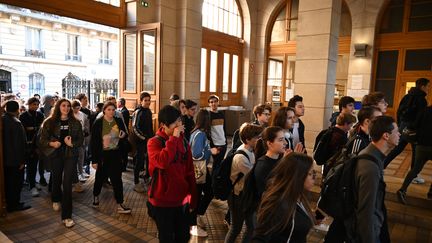 Des élèves entrent dans un lycée parisien pour passer le bac, le 17 juin 2019. (DOMINIQUE FAGET / AFP)