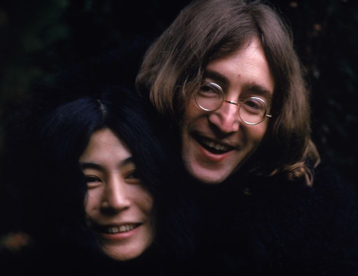 John Lennon et Yoko Ono en décembre 1968. (SUSAN WOOD/GETTY IMAGES / HULTON ARCHIVE)