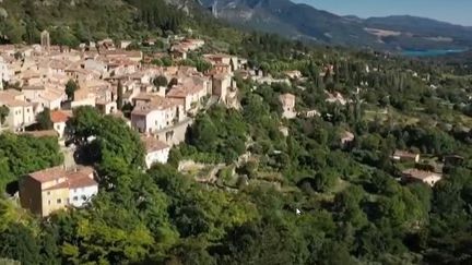 Moustiers-Sainte-Marie, situé dans le département des Alpes-de-Haute-Provence (Capture d'écran France 2)